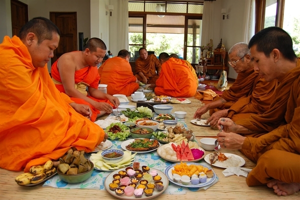 Ăn chay và ăn mặn của người tu?