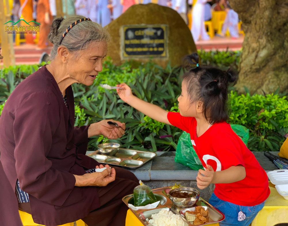 Mùa Vu Lan - cùng học cách báo hiếu cha mẹ, ông bà, tổ tiên đúng Pháp