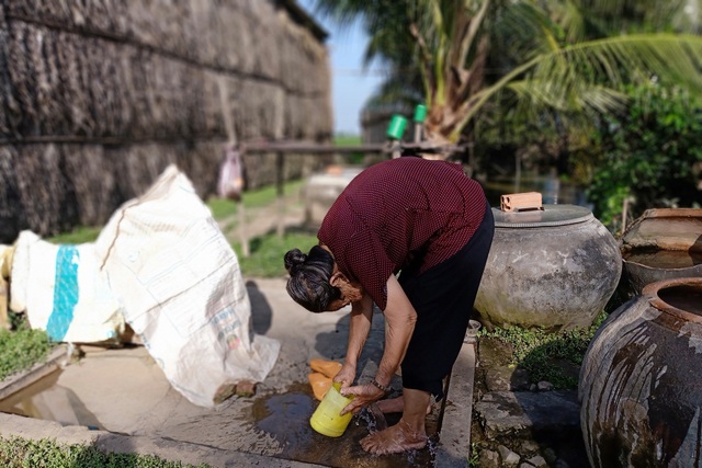 Thương bé gái xinh xắn sống bữa đói, bữa no với ngoại gù lưng, cậu tâm thần - 2