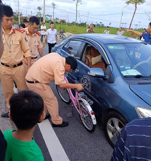 Thầy giáo ngồi uống nước, học viên tập lái tông chết bé gái 3 tuổi - Ảnh 1.