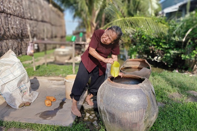 Thương bé gái xinh xắn sống bữa đói, bữa no với ngoại gù lưng, cậu tâm thần - 3