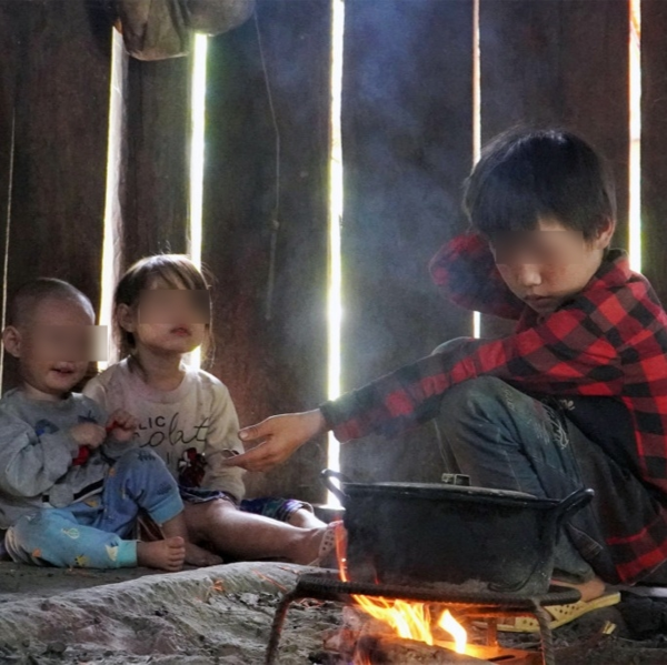  Từ ngày mẹ đi, anh em A Minh thường xuyên phải ăn cơm sống, hoặc không có gì ăn. (Ảnh: Minh Tâm)