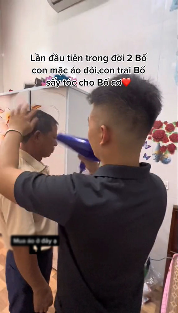  Con tự tay sấy tóc cho bố. (Ảnh: Chụp màn hình video TikTok T.)