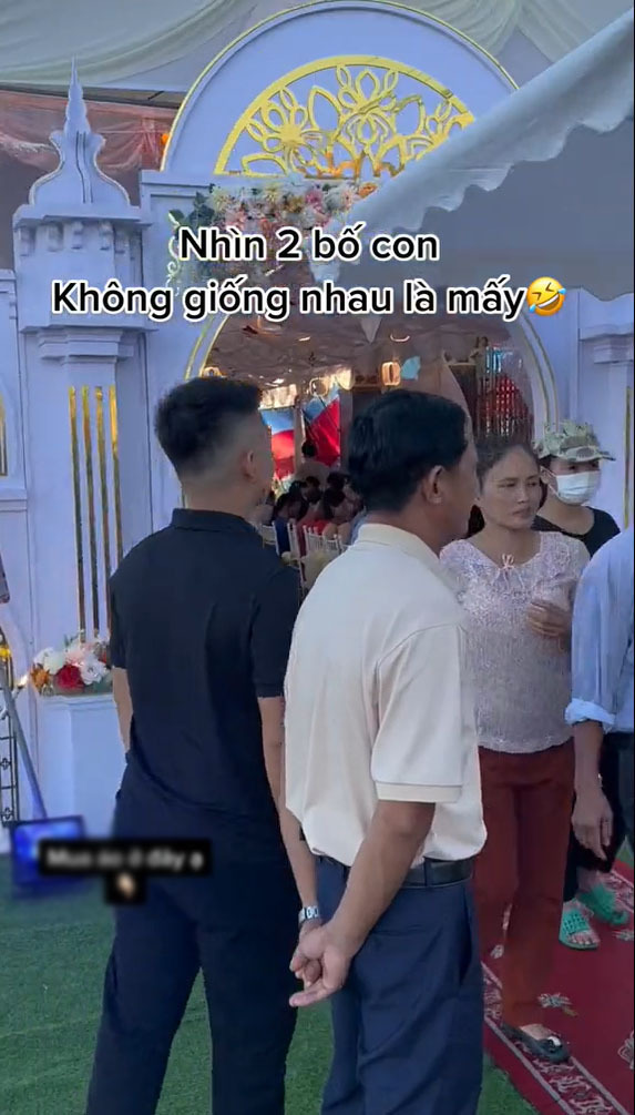  Ngày cưới con, bố diện chiếc áo phông được tặng. (Ảnh: Chụp màn hình video TikTok T.)