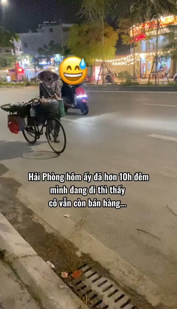 Mẹ miệt mài bán gánh hàng rong kiếm tiền lo giỗ cho con giữa đêm đông - Hình 1