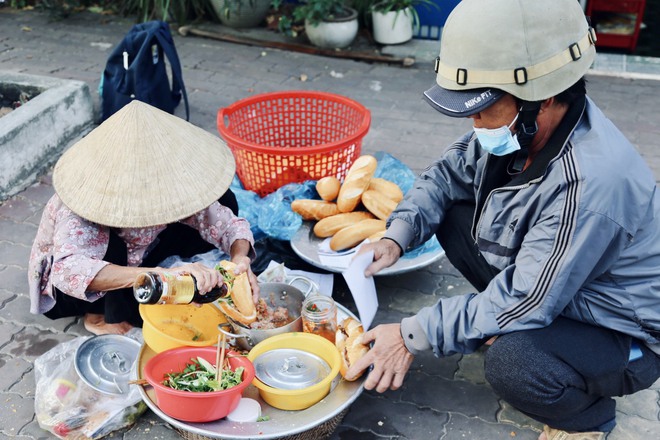 Gánh bánh mì \&apos;\&apos;độc lạ Bình Dương\&apos;\&apos; của bà cụ 86 tuổi: \&apos;\&apos;Ai không có tiền ngoại cho luôn để bà con ăn lót dạ&quot; - Ảnh 3.