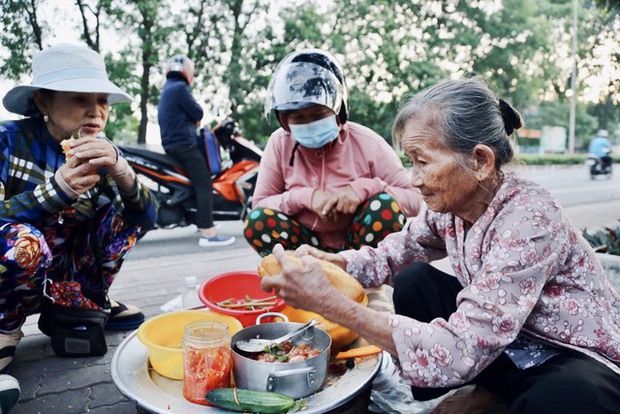 Gánh bánh mì độc lạ Bình Dương của bà cụ 86 tuổi: Ai không có tiền ngoại cho luôn để bà con ăn lót dạ - Ảnh 9.