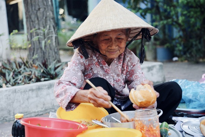 Gánh bánh mì \&apos;\&apos;độc lạ Bình Dương\&apos;\&apos; của bà cụ 86 tuổi: \&apos;\&apos;Ai không có tiền ngoại cho luôn để bà con ăn lót dạ&quot; - Ảnh 5.