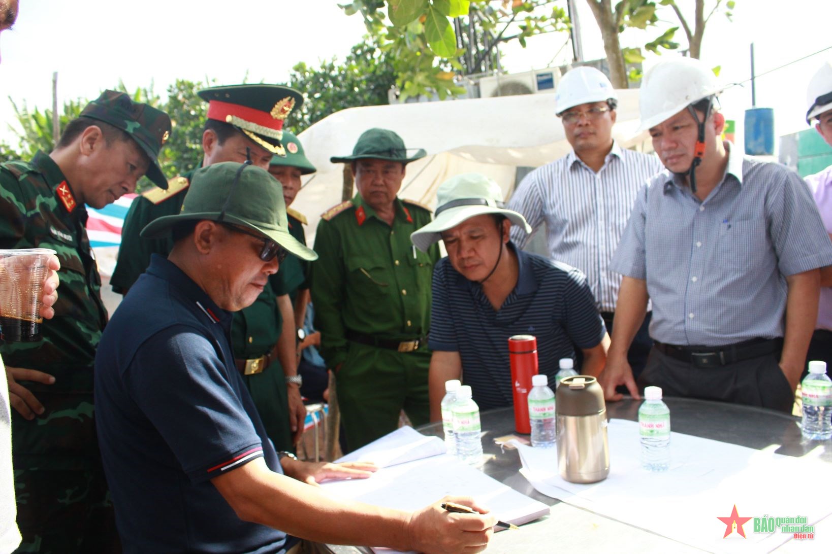 Triển khai hai phương án mới đưa thi thể cháu bé trai bị kẹt trong trụ