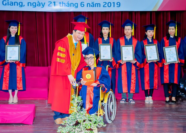 Con đường đến trường của chàng thủ khoa nặng 26kg: Chúng ta có quyền lựa chọn cách đối phó với biến cố đời mình - Ảnh 6.