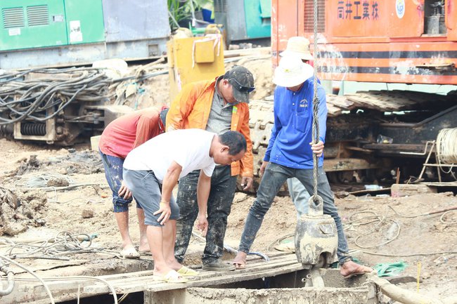 TIN MỚI NHẤT cuộc giải cứu bé trai ở Đồng Tháp rơi xuống trụ bê tông: Kéo trụ bê tông lên ngày 4/1