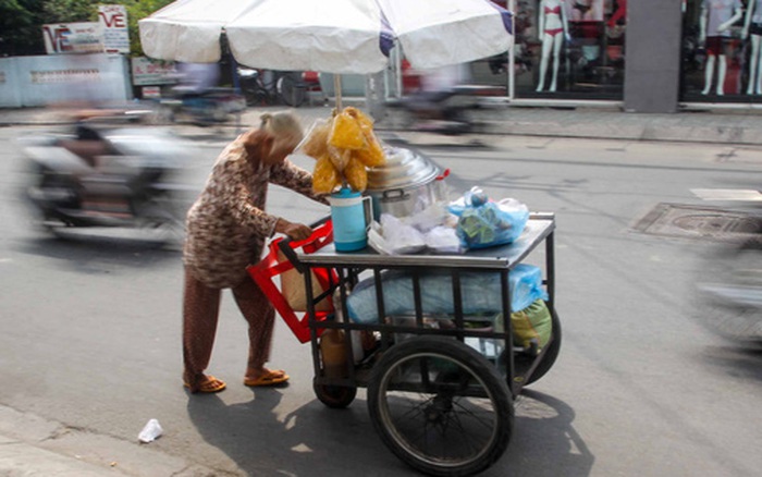 Tấm lưng còng của mẹ già 81 tuổi bán hàng rong, ngủ ngoài đường lo tiền chạy thận cho con