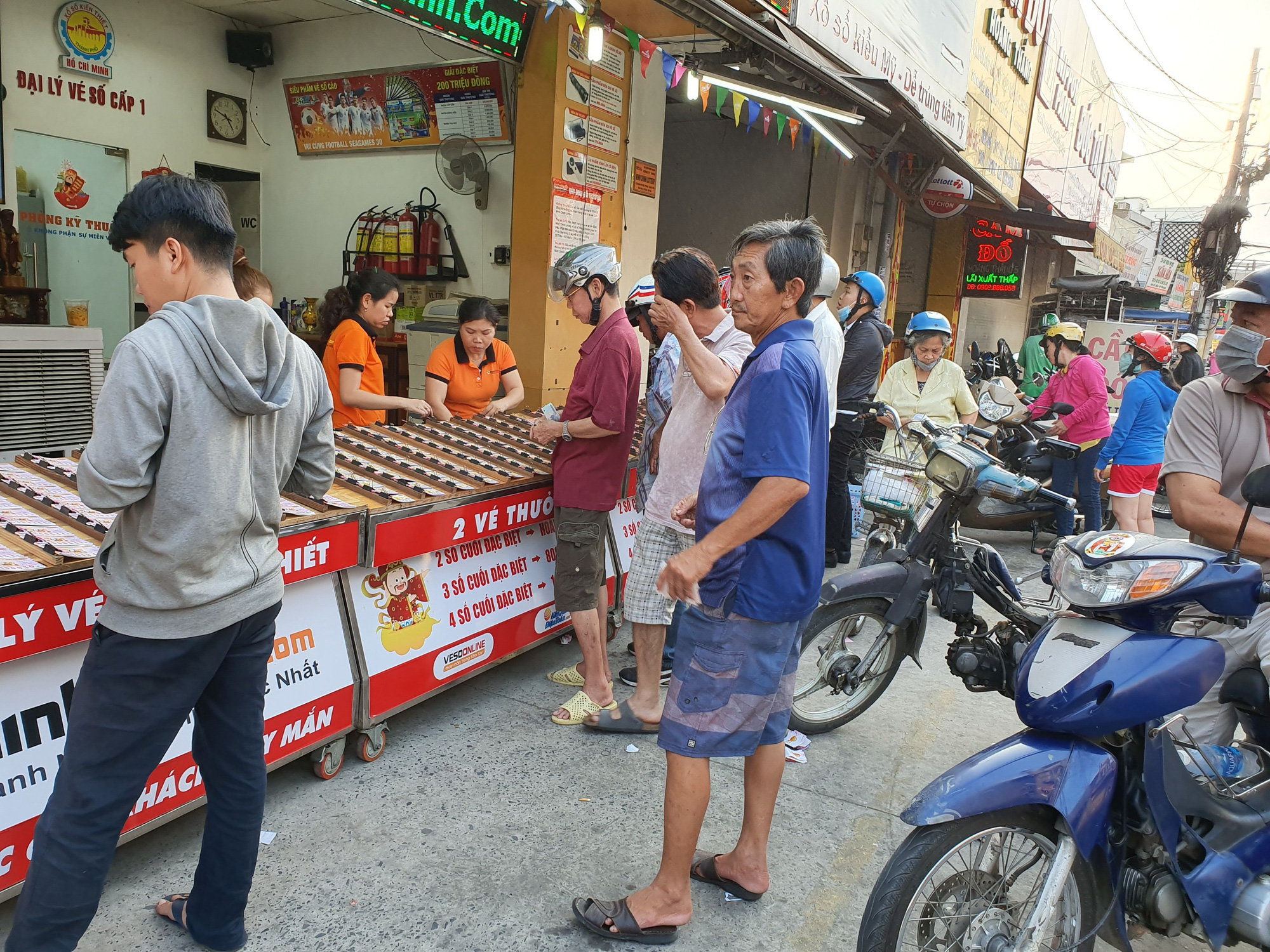 Chen nhau mua vé số cầu may ngày cuối năm - Báo Người lao động