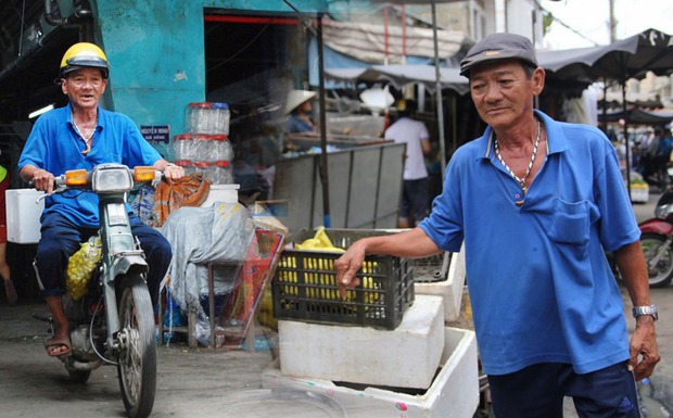 Người quét rác may mắn trúng số 2,3 tỷ đồng và bí quyết nhờ vợ giữ mới còn tiền tỷ - Ảnh 1.