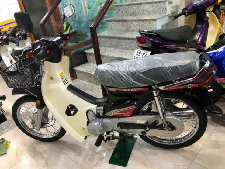 Xe máy &#34;huyền thoại&#34; từng khiến dân Việt mê mẩn: Choáng với chiếc Dream Thái đắp chiếu 20 năm vẫn được đại gia trả cả tỷ đồng để sở hữu - 2