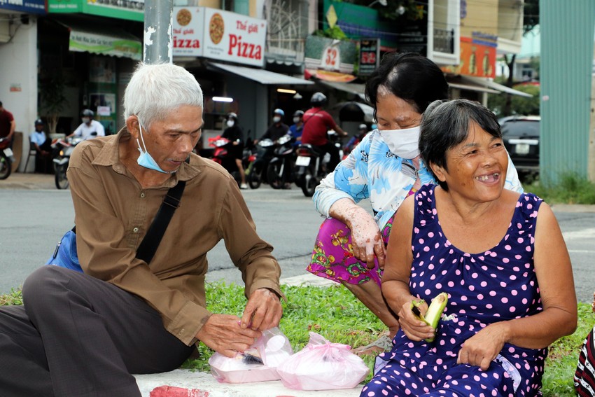 Người bán vé số dạo và lệnh tạm dừng phát hành vé số