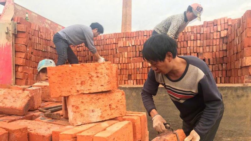 Bị nợ lương, công nhân TQ không ngờ được trả 29 vạn viên gạch - Hình 1