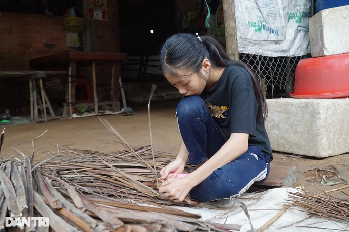 Cô bé mồ côi cha, bị mẹ bỏ rơi, ước mơ có bộ sách cũ để đến lớp - 1