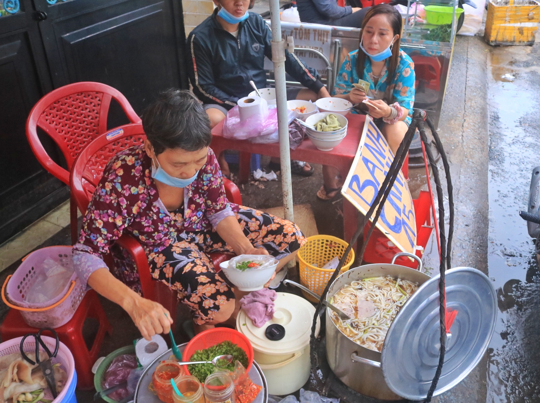 Bánh canh 30 năm rẻ nhất TP.HCM của cụ bà tai biến: 10.000 đồng cũng bán 'giúp' người nghèo