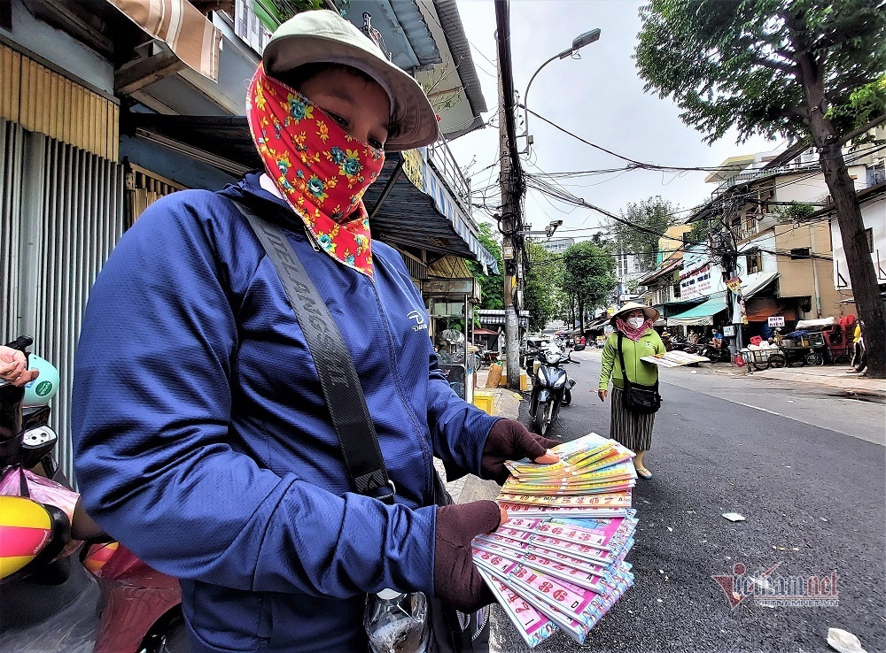 Vé số ế, năn nỉ “gãy lưỡi” không có người mua