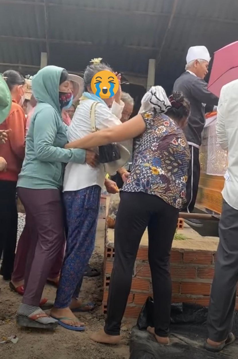 Người mẹ gào khóc, tay cầm chiếc váy mới mua chưa kịp mặc của cô con gái vừa mất trước đám hỏi 1 ngày - ảnh 1