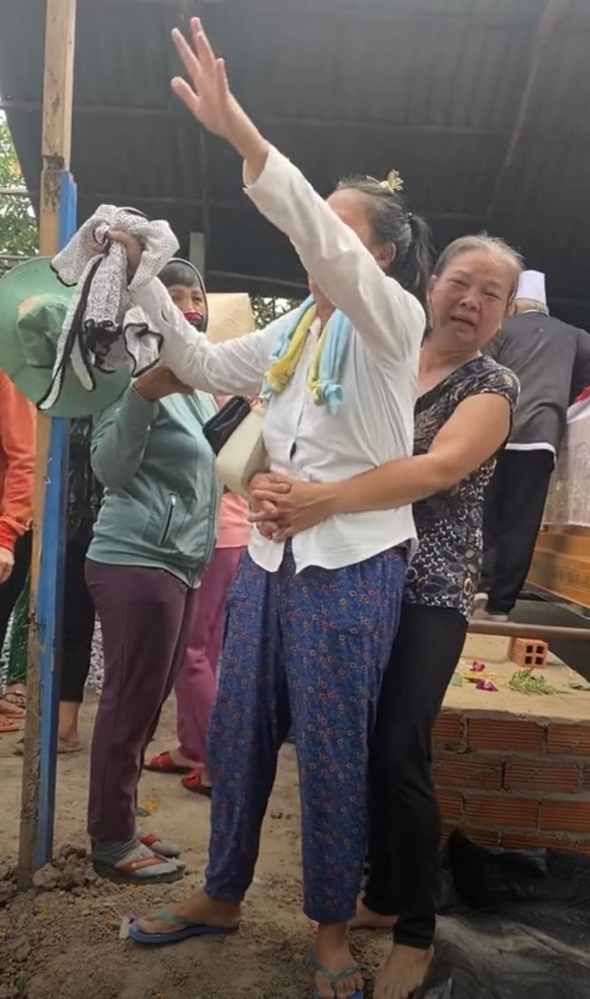 Người mẹ gào khóc, tay cầm chiếc váy mới mua chưa kịp mặc của cô con gái vừa mất trước đám hỏi 1 ngày - ảnh 4