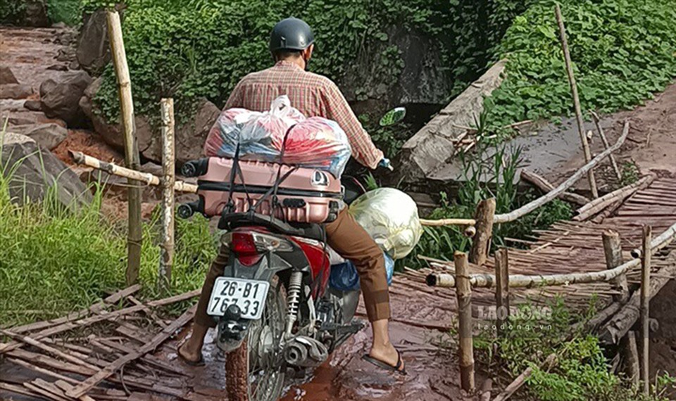 Năm nào cũng vậy, cứ chuẩn bị bước vào năm học mới, họ phải đến trường, đến lớp sớm hơn so với kế hoạch năm học của các vùng miền khác để rà soát và sửa sang cơ sở vật chất, đặc biệt là tại các điểm bản.