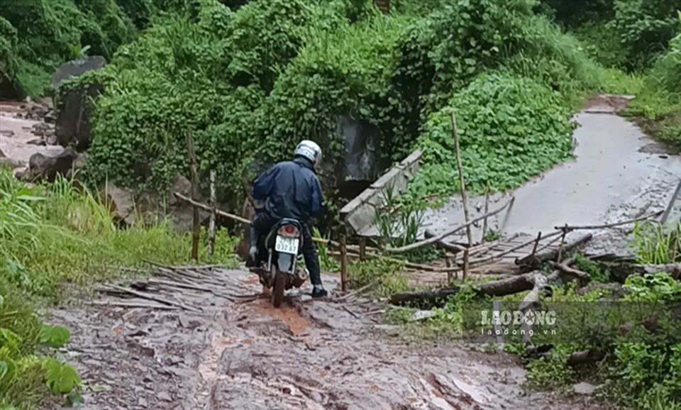 Trong điều kiện cơ sở hạ tầng giao thông của hầu hết các huyện miền núi còn chưa hoàn thiện, đặc biệt là các đường liên xã, liên bản liên tục xuống cấp và sạt lở trong mùa lũ, tiềm ẩn rất nhiều rủi ro và bất chắc.