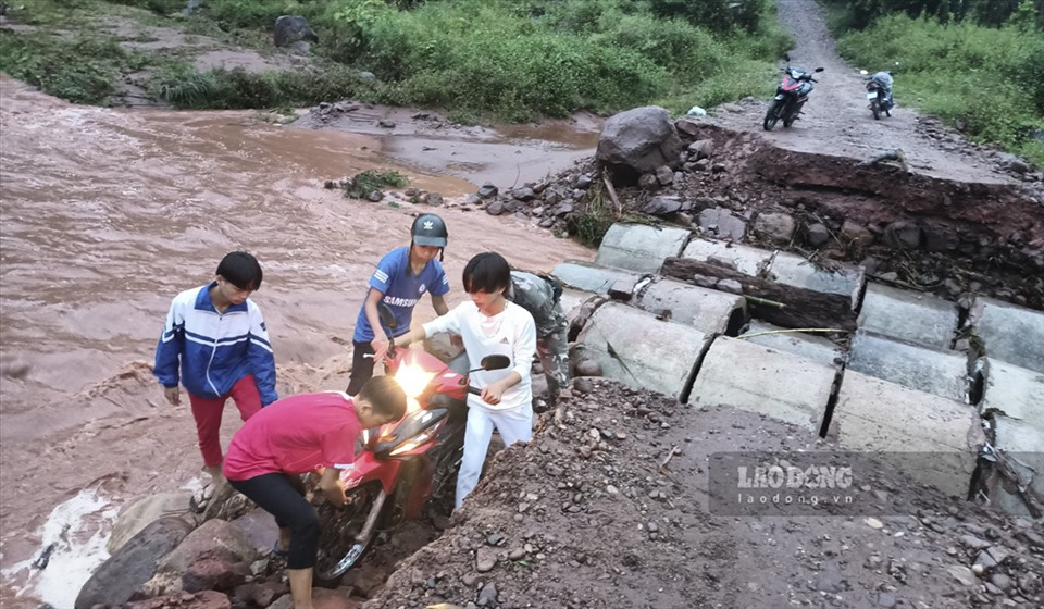 Tại khu vực này trước đây vốn có 1 cây cầu bê tông nhưng bị hư hỏng từ năm 2018. Sau đó chính quyền địa phương đã làm tạm một ngầm tràn, cống bi để người dân qua lại.
