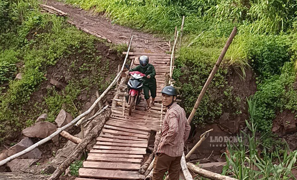 Trao đổi với PV Báo Lao Động, lãnh đạo UBND xã Chà Cang cho biết “Năm nào ngầm tràn cũng bị lũ cuốn trôi, UBND xã đã trình huyện Nậm Pồ để xin phương án khắc phục. Tuy nhiên do huyện chưa bố trí được kinh phí nên việc sửa chữa, nâng cấp chưa được thể hiện”.