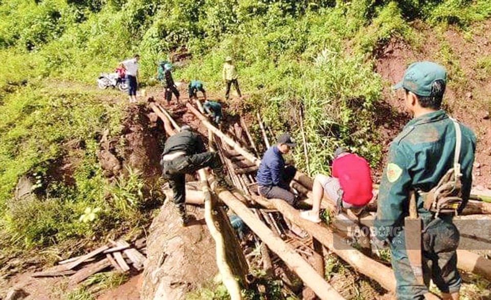 Thế nhưng năm nào cũng vậy, chỉ sau 1 vài trận mưa, nước lũ tràn về ngầm tràn lại bị cuốn trôi. Người dân, giáo viên và các lực lượng lại phải chung sức nhanh chóng làm cầu tạm để qua suối.