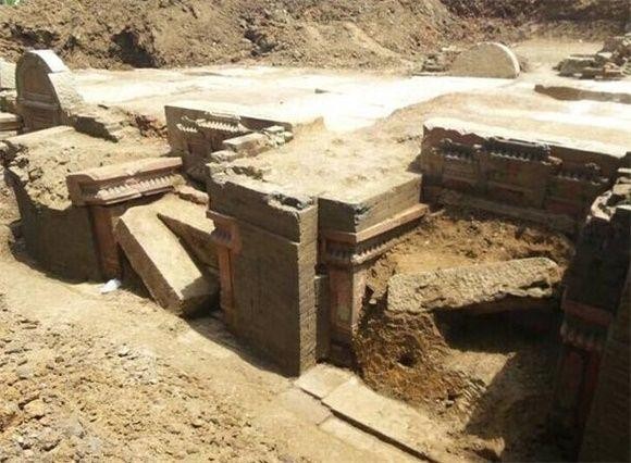 Đào trúng mộ cổ, cảnh tượng trước mắt khiến công nhân xây dựng run rẩy, ngã quỵ xuống đất ảnh 1