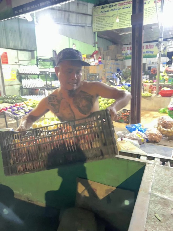 Anh bán rau ở Đồng Nai cưới vợ hoa khôi, nhà gái cấm cửa liền làm liều &quot;đi bụi&quot;, 17 năm hôn nhân thăng trầm - Ảnh 3.
